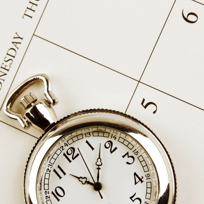 Ένα vintage ρολόι τσέπης βελτιστοποιημένο για SEO που στηρίζεται σε μια σελίδα ημερολογίου, συμβολίζοντας την έννοια της διαχείρισης χρόνου και του προγραμματισμού.